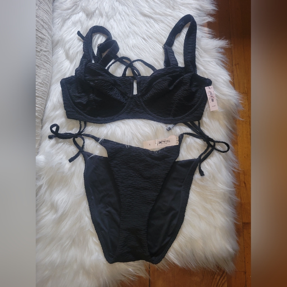 Black Bikini Set with Adjustable Straps and Matte Finish